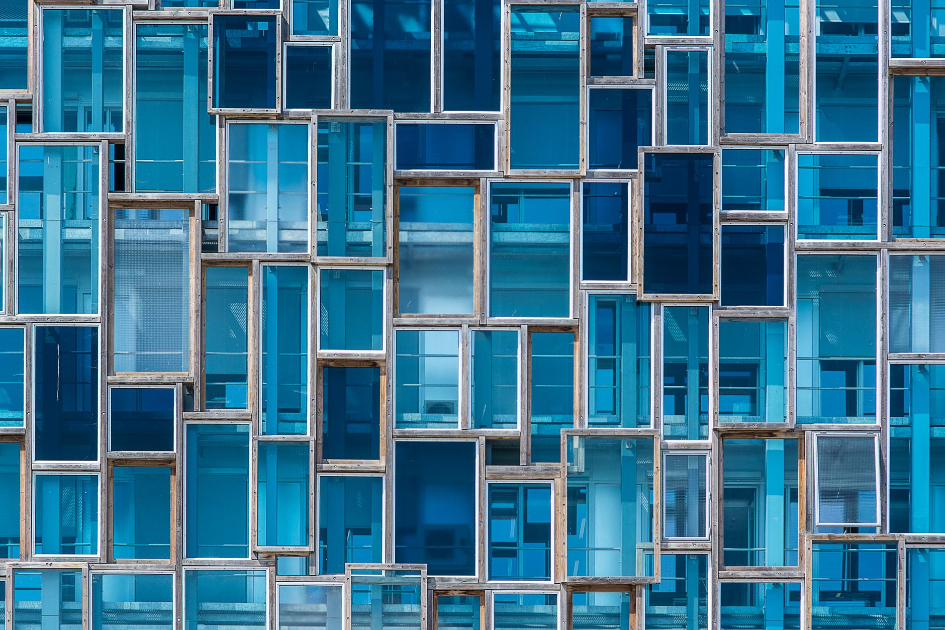 Glasfacade med reflekser